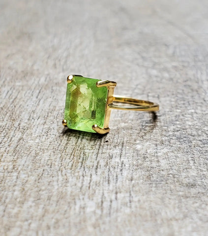 august birthstone - peridot